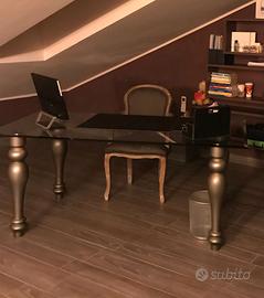 Grande tavolo in vetro rettangolare