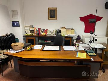 Scrivania ufficio completa di cassettiera e armadi