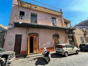 Aci Catena centro, palazzetto singolo