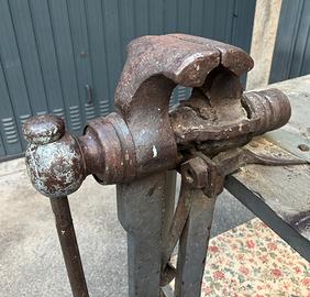 Antico banco da fabbro con morsa