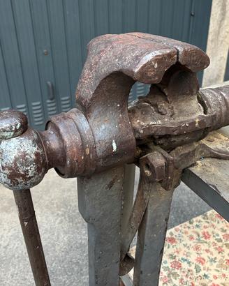 Antico banco da fabbro con morsa