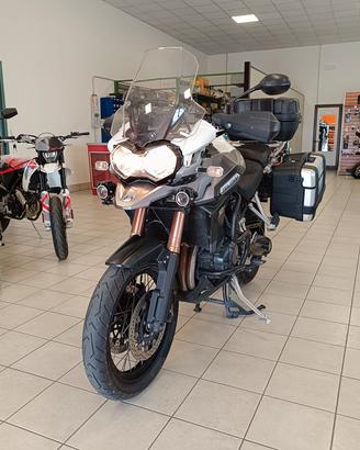 Triumph Tiger 1200 Explorer XCA con tris di valigi