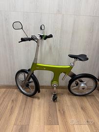 Bicicletta pedalata assistitita senza catena