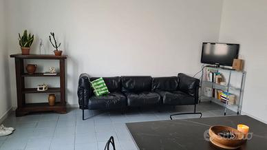 Divano di design tipo LC3 Corbusier in pelle