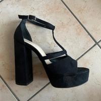 Sandali neri con tacco alto e platform