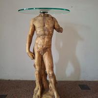 Tavolino con base a statua e piano in vetro