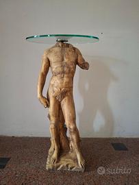 Tavolino con base a statua e piano in vetro