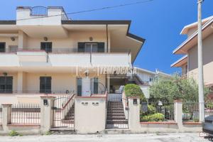 LUMINOSO TRILOCALE CON TERRAZZO E GARAGE IN ZONA T