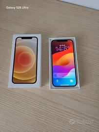 iPhone 12 bianco, immacolato e con molti accessori