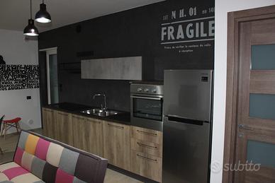 Cucina e parete attrezzata abbinate
