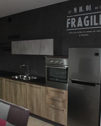 Cucina e parete attrezzata abbinate