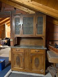 vetrina, sedie e due tavoli in legno di ciliegio