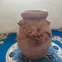 Vaso in terracotta con decorazioni