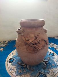 Vaso in terracotta con decorazioni