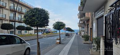 Riposto(adiac. Lungomare) ampio 4 vani + garage