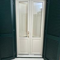 Porta con scuretti in PVC