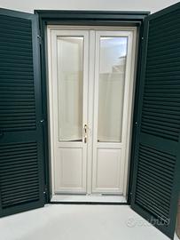 Porta con scuretti in PVC
