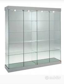 vetrina alta con luci