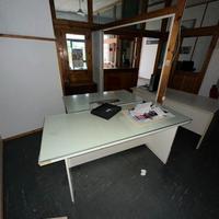 Scrivania da ufficio con piano in vetro