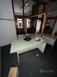 Scrivania da ufficio con piano in vetro