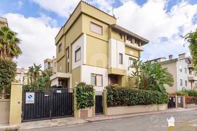 Via Guicciardini Villa quadrilivelli con giardino