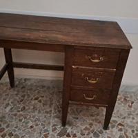 scrivania con cassetti laterali