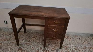 scrivania con cassetti laterali