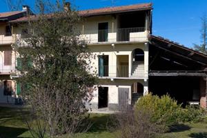 Rustico / Casale di 369 m² con 5 locali a Oleggio