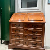 Cassettiera d’epoca in legno di noce massello