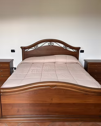 Camera da letto matrimoniale in legno