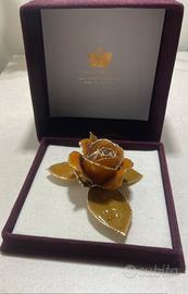 Spilla di rosa stabilizzata in bagno d’oro 24k.