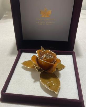 Spilla di rosa stabilizzata in bagno d’oro 24k.