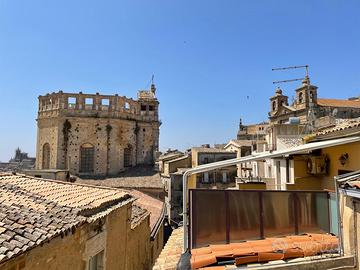 Appartamenti in palazzina terracielo da restaurare