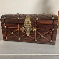 Scrigno in legno intarsiato vintage