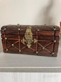 Scrigno in legno intarsiato vintage