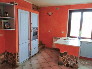 Appartamento di 80 m² con 4 locali e box auto a Bu
