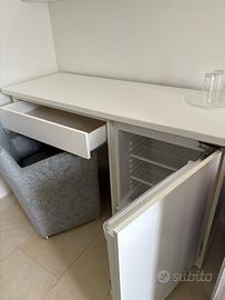 Mobile con frigorifero incorporato