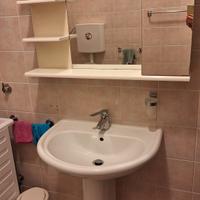 mobile lavabo bagno e specchio