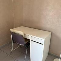 Scrivania bianca con sedia