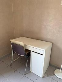 Scrivania bianca con sedia