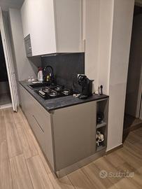 Cucina con lavastoviglie