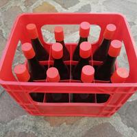 Cassa di plastica colorata + 12 bottiglie da vino