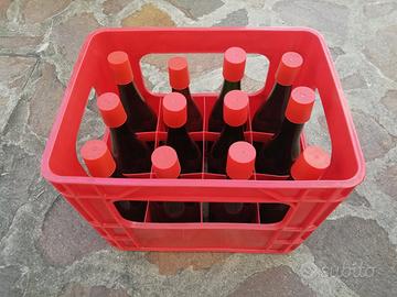 Cassa di plastica colorata + 12 bottiglie da vino