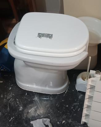 Vaso WC  per persone disabili,  coperchio incluso.