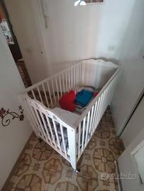 Lettino  compreso di materasso. 