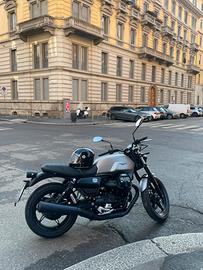 Guzzi V7 Stone