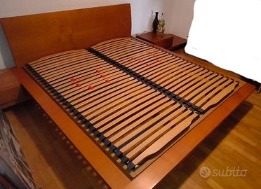 Letto matrimoniale con panchette e comodini