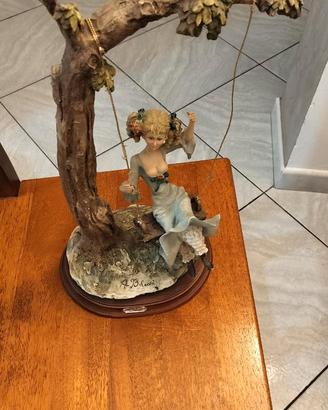 Porcellana di Capodimonte con donna sull'altalena