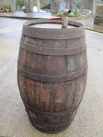 Botte in legno antica per vino  rubinetto vintage