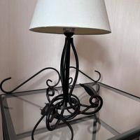 Lampada da comodino in ferro battuto con paralume